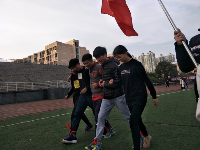重温先辈志，重走长征路